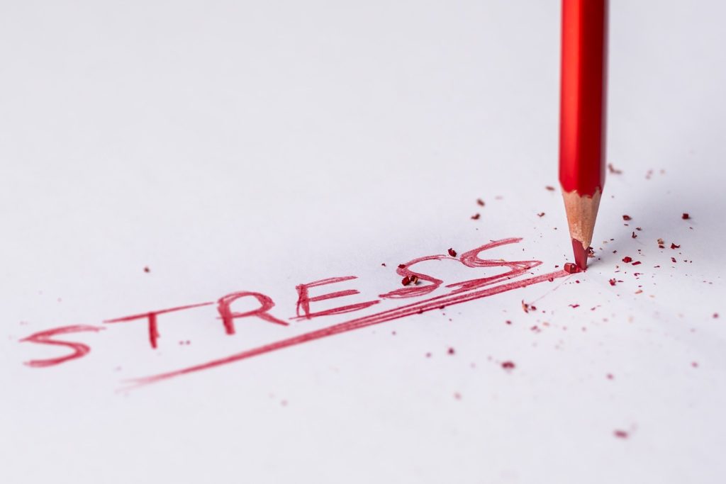 stress, tension, crayon rouge cassé, gestion du stress, naturopathie, nimes, naturopathe, therapeute, energeticienne