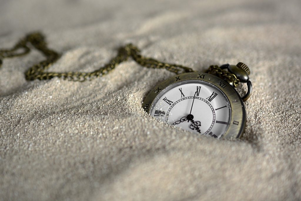 montre dans le sable, enlisée, gestion du temps