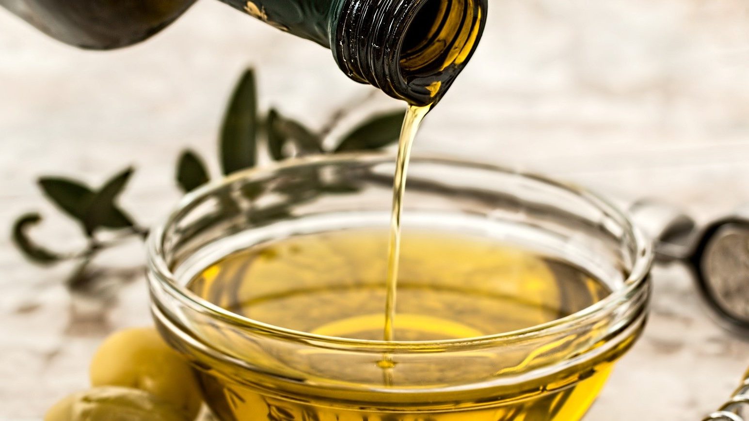 huile d'olive, coupelle avec de l'huile végétale, olives, filet d'huile, huiles végétales